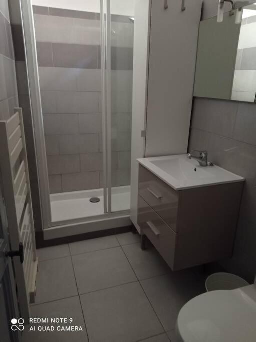 Appartement Au Coeur Du Village Sanary-sur-Mer Exteriör bild