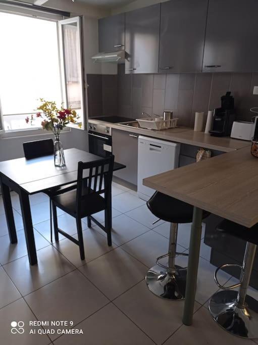 Appartement Au Coeur Du Village Sanary-sur-Mer Exteriör bild
